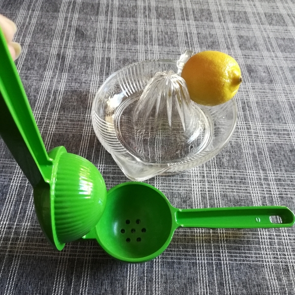 Lot of 2: Vintage Pressed Glass Lemon Squeezer & single Lemon Squeezer 🍋 - Picture 6 of 7